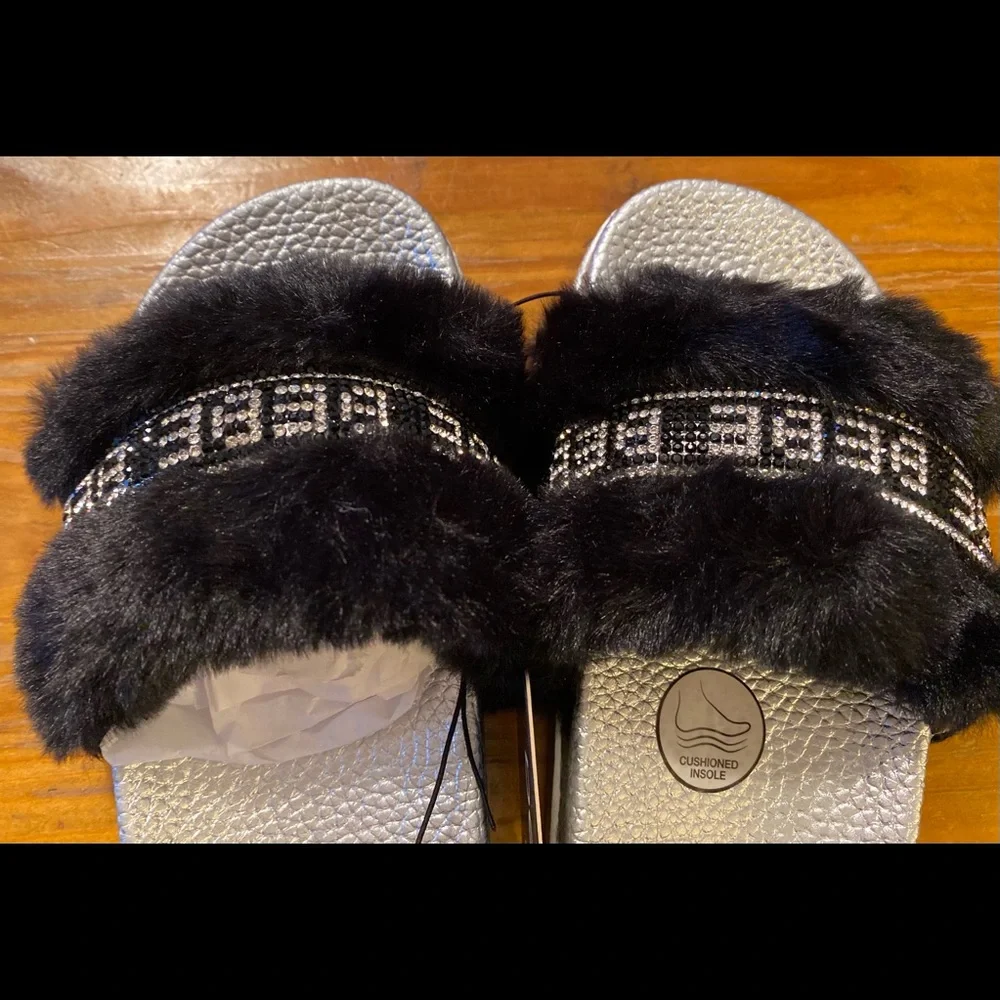 NWT Girl’s Black Faux Fur Silver Rhinestone BeBe Nonskid Slides Shoes 2/3 Large